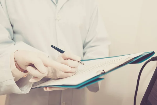 Recorte Escritura Asistente Portapapeles Mientras Escucha Diagnóstico Dentista Profesional — Foto de Stock