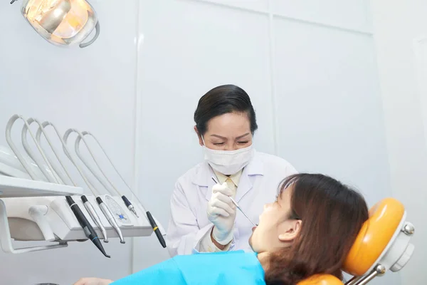 Professionale Adulto Asiatico Medico Donna Maschera Guanti Lavoro Cliente Odontoiatria — Foto Stock