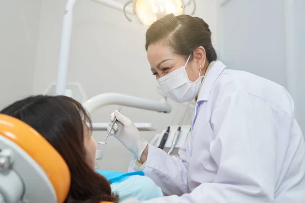 Profesional Adulto Asiático Médico Mujer Máscara Guantes Trabajando Cliente Silla —  Fotos de Stock