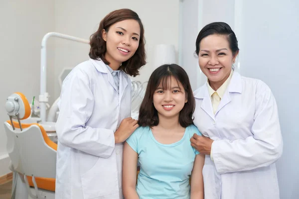 Alegre Asiático Dentistas Encantador Chica Moderno Dental Oficina Sonriendo Felizmente —  Fotos de Stock