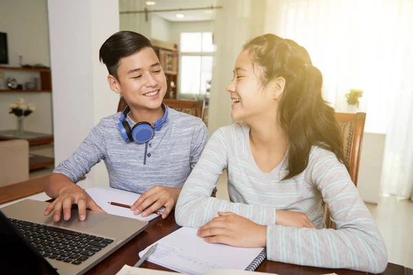 Lachende Broer Zus Die Genieten Van Samen Huiswerk — Stockfoto