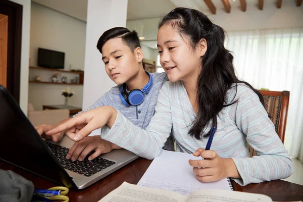 Hermano Hermana Leyendo Información Pantalla Del Portátil Escribiendo Libro Texto — Foto de Stock