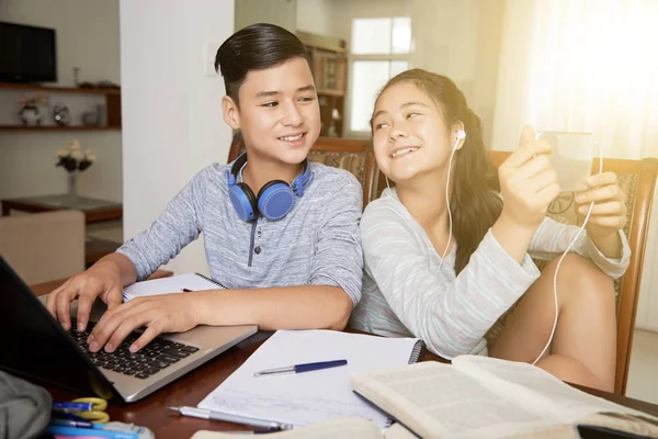 Vegyes Verseny Tizenéves Fiú Dolgozik Laptop Amikor Húga Néz Video — Stock Fotó