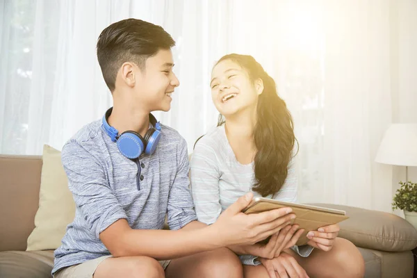 Rindo Adolescentes Mestiços Assistindo Episódio Show Comédia Computador Tablet — Fotografia de Stock