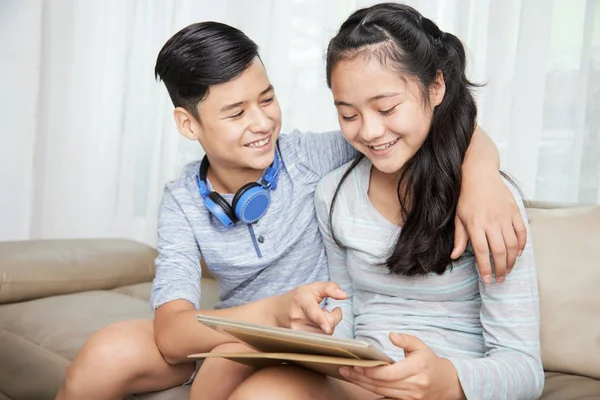 Criança Sorridente Mostrando Imagem Engraçada Computador Tablet Para Sua Irmã — Fotografia de Stock