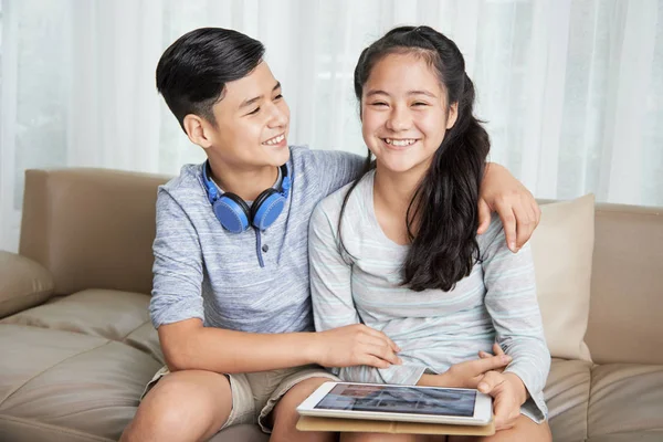 Lachen Knuffelen Broer Zus Rusten Sofa Met Digitale Tablet — Stockfoto