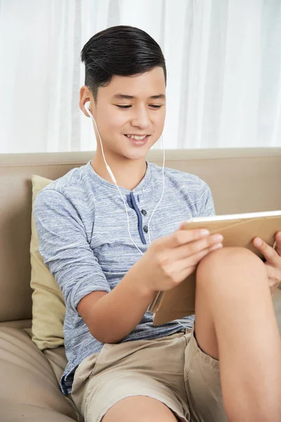 Ragazzo Sorridente Adolescente Che Indossa Gli Auricolari Quando Guarda Video — Foto Stock