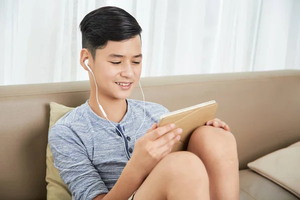 Sorrindo Menino Raça Mista Gostando Assistir Vídeos Computador Tablet — Fotografia de Stock