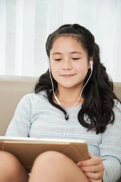 漂亮的微笑的女孩戴耳机时 视频通话与数字平板电脑 — 图库照片