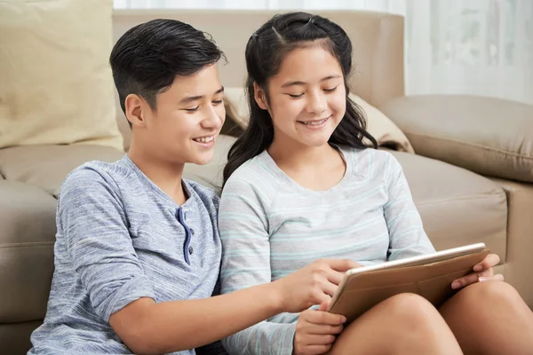 Sonriendo Hermano Hermana Raza Mixta Leyendo Algo Tableta — Foto de Stock