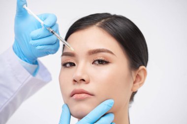 Botox enjeksiyon kaşları arasında almak Vietnamca genç kadın