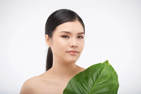 Piękna Młoda Kobieta Skóry Bez Skazy Posiadający Duży Liść Zielony — Zdjęcie stockowe