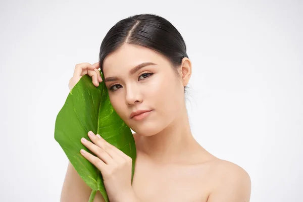 Yeşil Yaprak Tutan Çekici Çıplak Güzel Genç Kadın — Stok fotoğraf