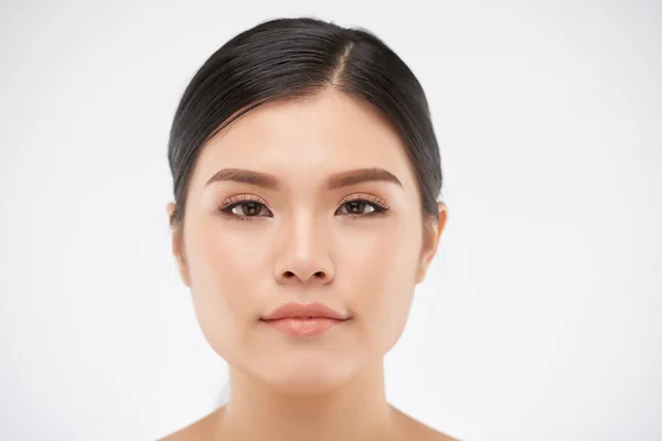 Visage Jeune Femme Asiatique Attrayante Avec Maquillage Naturel Regardant Caméra — Photo