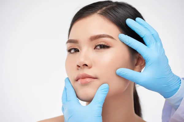 Les Mains Gantées Cosmétologue Examinant Visage Impeccable Belle Jeune Femme — Photo