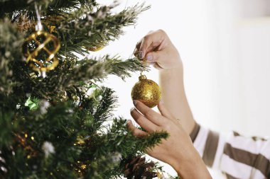 Eller kadının baubles ile Noel ağacı süsleme