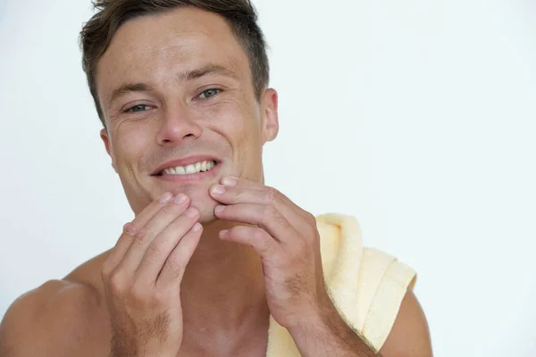 Усміхнений Молодий Чоловік Перевіряє Шкіру Зуби Після Прийняття Душу — стокове фото