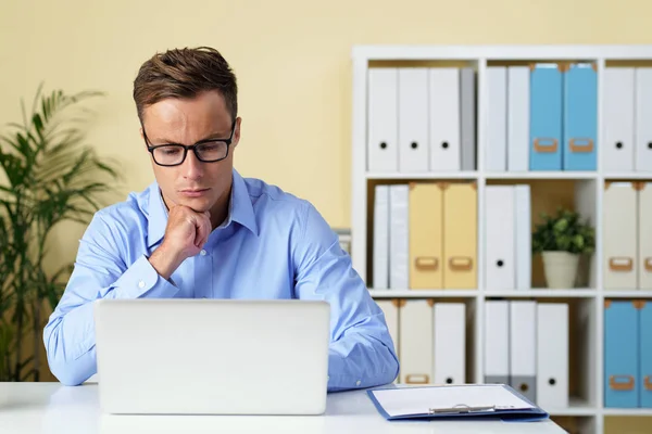 Nadenkend Jonge Ondernemer Controleren Mails Zijn Laptop — Stockfoto