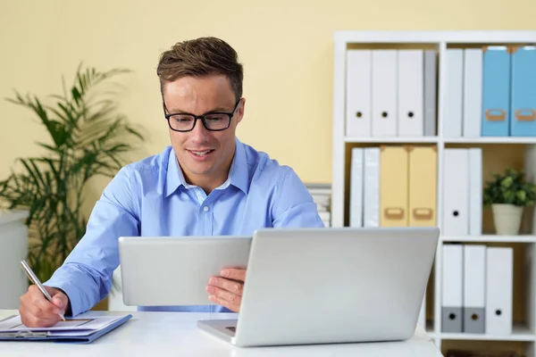 Portrait Jeune Entrepreneur Lunettes Lisant Des Nouvelles Des Mails Sur — Photo