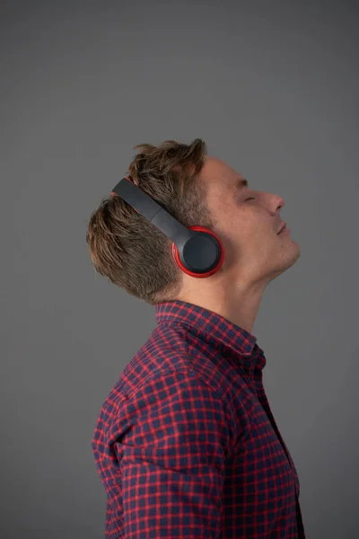 Νεαρός Άνδρας Απολαμβάνοντας Μεγάλη Μουσική Ακουστικά Του — Φωτογραφία Αρχείου