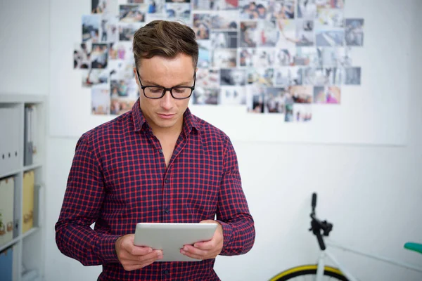 Hombre Joven Creativo Gafas Lectura Datos Ordenador Tableta —  Fotos de Stock