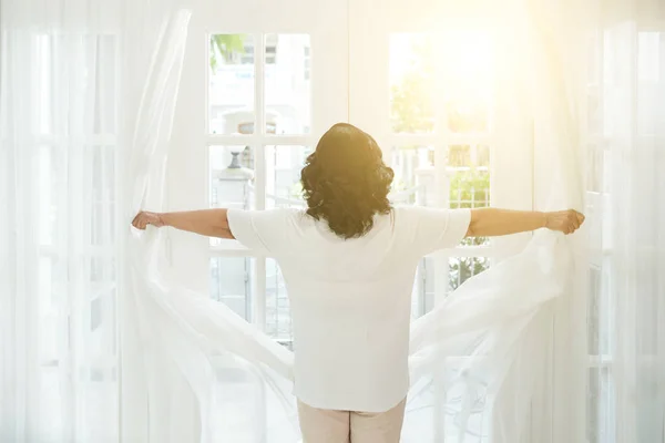 Siyah Saçlı Perdeler Rahat Yatak Odasında Açılış Parlak Güneş Işığı — Stok fotoğraf