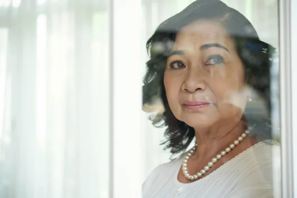 Портрет Привабливі Старший Азіатські Жінки Носять Перлове Намисто Дивлячись Вікна — стокове фото