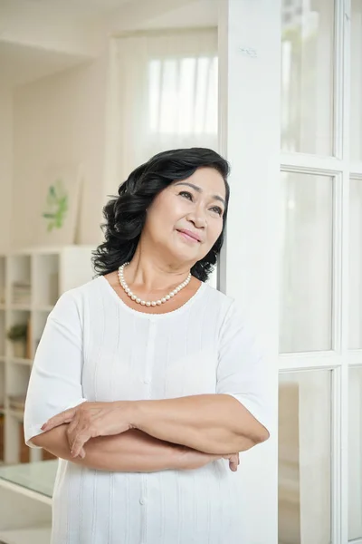 Snygg Äldre Asiatisk Kvinna Står Lägenhet Lutande Dörrar Tittar Bort — Stockfoto