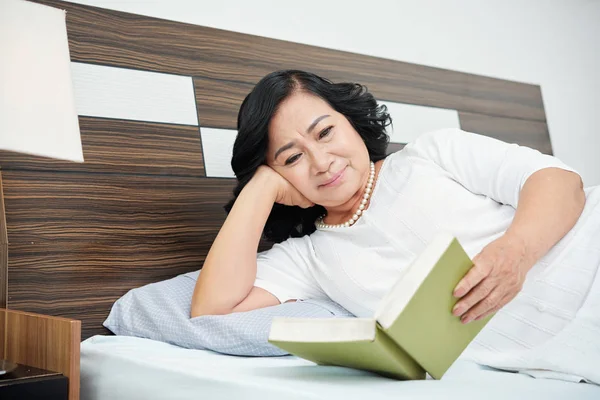 Mooie Oudere Aziatische Vrouw Met Parelketting Liggend Comfortabele Bed Slaapkamer — Stockfoto
