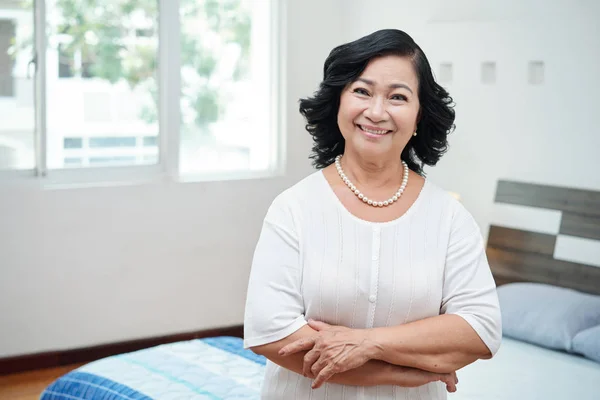 Cintura Retrato Atraente Mulher Asiática Aposentada Com Colar Pérolas Quarto — Fotografia de Stock