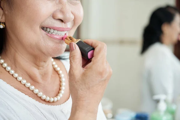 Retrato Atraente Mulher Asiática Sênior Com Colar Pérolas Aplicando Batom — Fotografia de Stock