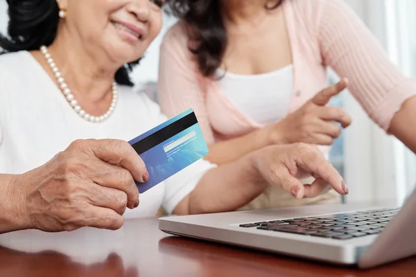 Aantrekkelijke Moderne Aziatische Vrouwen Oudere Laptop Zit Het Kiezen Van — Stockfoto