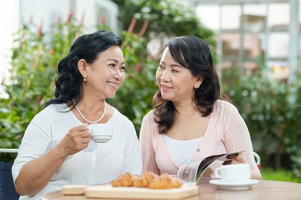 Schöne Elegante Reife Asiatische Frauen Sitzen Cafétisch Freien Trinken Kaffee — Stockfoto