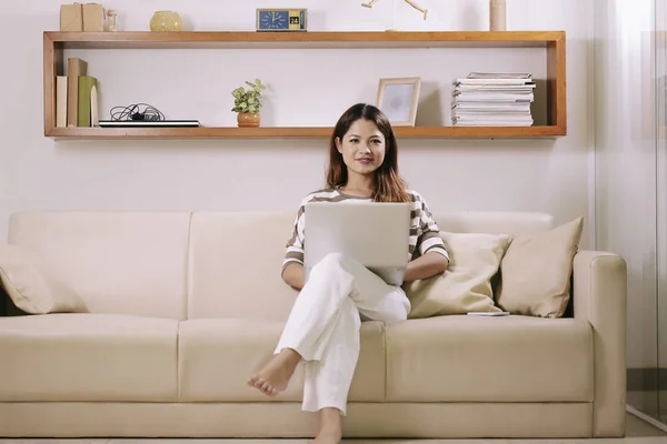 Sonriendo Bonita Mujer Vietnamita Sentada Sofá Trabajando Ordenador Portátil — Foto de Stock