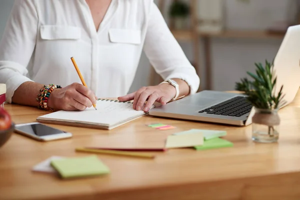 Lehrerin Mit Laptop Auf Dem Tisch Macht Sich Notizen Planer — Stockfoto