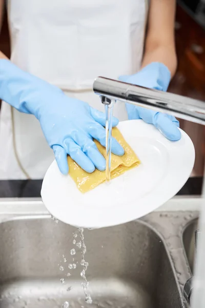 Manos Ama Casa Lavando Platos Bajo Agua —  Fotos de Stock