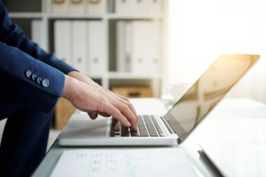 Eller iş icra çalışma ofisinde laptop