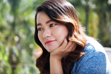 Güzel dalgın gülümseyen genç kadın portresi