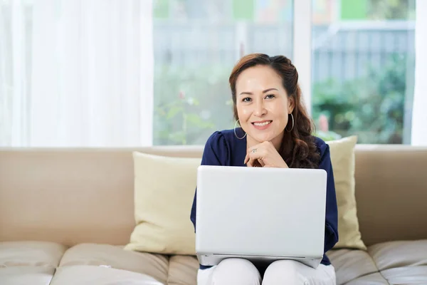 Retrato Mulher Muito Sorridente Sentada Sofá Com Laptop Suas Voltas — Fotografia de Stock