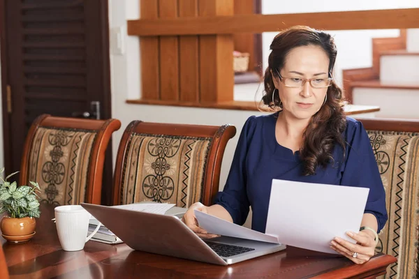 Porträt Einer Seriösen Reifen Frau Die Dokumente Prüft Und Laptop — Stockfoto