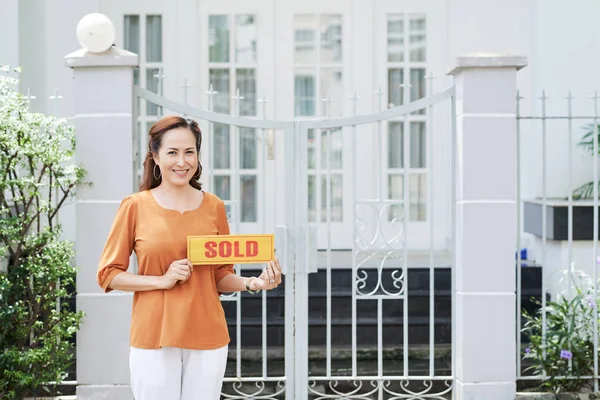 Portrait Pretty Mature Asian Woman Sold Her House — Stock Photo, Image