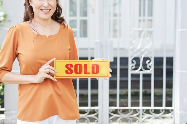 Cropped Image Smiling Woman Holding Sold Sign Her Hands — Stock Photo, Image