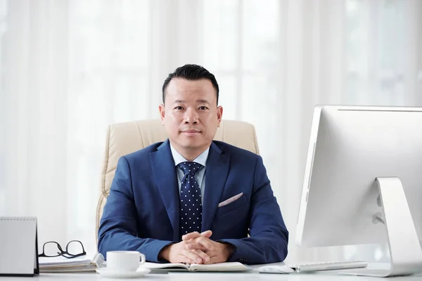 Succesvolle Vertrouwen Vietnamese Zakenman Zit Aan Zijn Bureau Tafel Kijken — Stockfoto