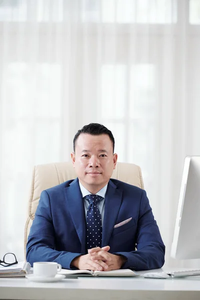 Asiatischer Unternehmer Seinem Arbeitsplatz Lächelt Die Kamera — Stockfoto