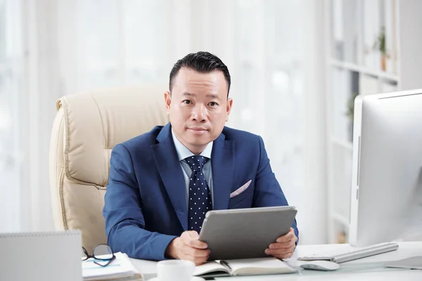 Selbstbewusster Vietnamesischer Geschäftsmann Mit Digitalem Tablet Tisch — Stockfoto