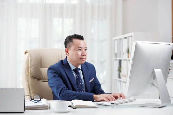 Mature Entrepreneur Asiatique Travaillant Sur Ordinateur Table — Photo