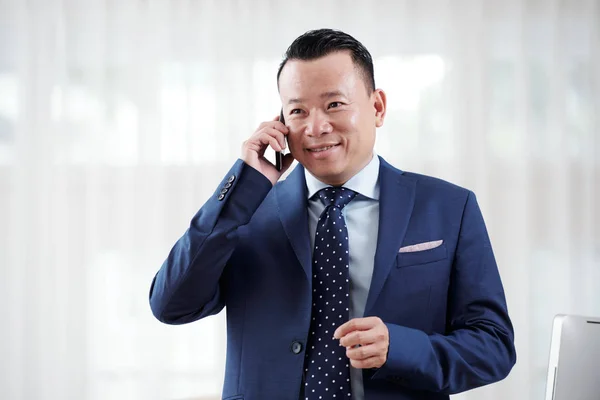 Портрет Жизнерадостного Азиатского Бизнесмена Разговаривающего Телефону Клиентом — стоковое фото