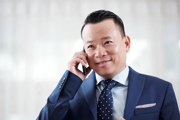 Porträt Eines Fröhlichen Asiatischen Unternehmers Der Mit Dem Handy Telefoniert — Stockfoto