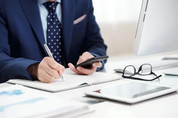 Bijgesneden Afbeelding Van Zakenman Berichten Smartphone Maken Van Aantekeningen Planner — Stockfoto