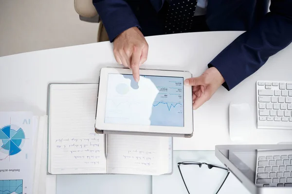 Executivo Negócios Analisando Relatório Financeiro Computador Tablet Vista Cima — Fotografia de Stock